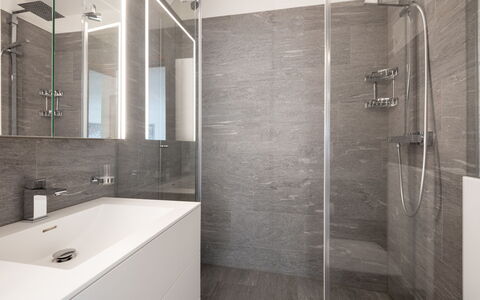 Val Signina 5-2: Baño, Piso, Arreglo De Tubería, Pared, Suelo, Diseño De Interiores, Grifo, Plomería, Loseta, Mueble De Baño