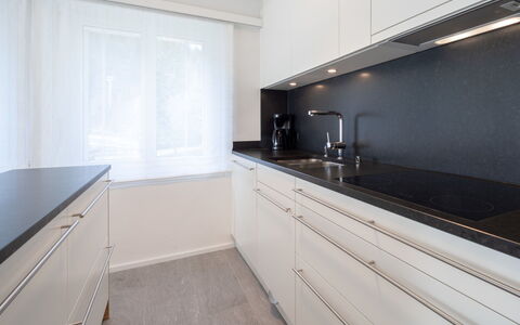 Val Signina 5-2: Mostrador, Cocina, Diseño De Interiores, Gabinetes, Piso, Fregadero, Madera, Lavabo, Aparato De Cocina, Grifo