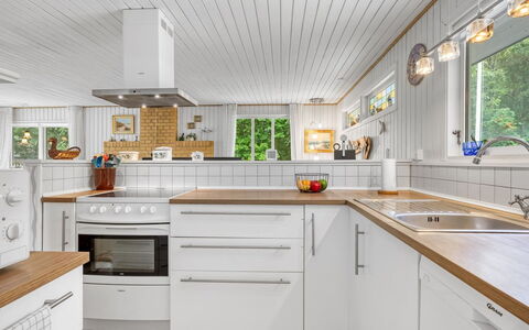 Løgstør 648: Cocina, Piso, Mostrador, Madera, Diseño De Interiores, Aparato De Cocina, Electrodoméstico, Techo, Gabinetes, Suelo