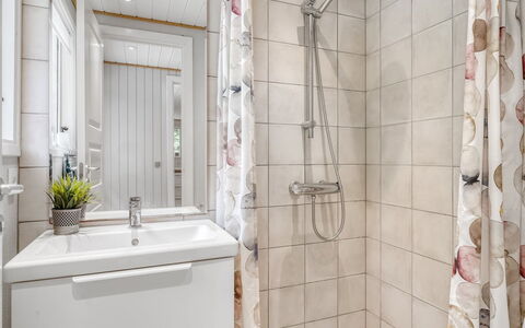 Løgstør 648: Baño, Diseño De Interiores, Piso, Arreglo De Tubería, Suelo, Plomería, Lavabo, Mueble De Baño, Baño, Grifo