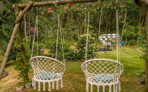 Løgstør 648: Columpio, Jardín, Césped, Patio Interior, Cobertura Del Suelo, Yarda, Material Natural, Mueble Para Exteriores, Mimbre, Paisajismo