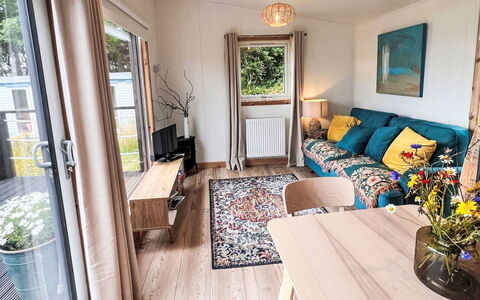 Tiny Mara: Mueble, Diseño De Interiores, Piso, Suelo, Pared, Madera, Habitación, Sofá, Sala, Mesa