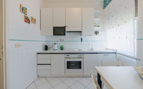 Appartamento la Terrazza di Anna: Cocina, Aparato De Cocina, Mostrador, Piso, Electrodoméstico, Diseño De Interiores, Gabinetes, Mueble, Suelo, Encendiendo