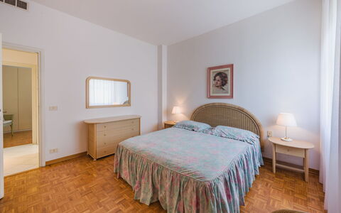 Appartamento la Terrazza di Anna: Cama, Mueble, Habitación, Diseño De Interiores, Suelo, Sábana, Piso, Lecho, Madera, Habitación