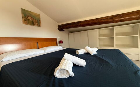 Il Pittore: Cama, Habitación, Diseño De Interiores, Mueble, Suelo, Madera, Piso, Sábana, Lecho, Habitación