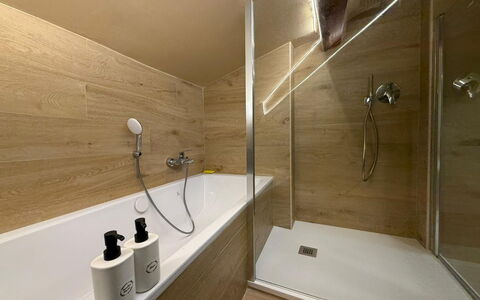 Il Pittore: Baño, Piso, Suelo, Pared, Arreglo De Tubería, Bañera, Madera, Diseño De Interiores, Plomería, Grifo