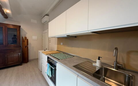 Il Pittore: Cocina, Mostrador, Aparato De Cocina, Electrodoméstico, Piso, Diseño De Interiores, Gabinetes, Madera, Suelo, Fregadero