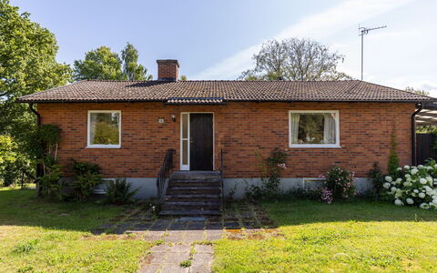 Villa Fröseke: Edificio, Ventana, Casa, Barrio Residencial, Casa, Arbusto, Cabaña, Techo, Puerta