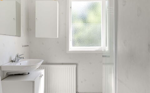 Villa Fröseke: Pared, Diseño De Interiores, Arreglo De Tubería, Piso, Suelo, Techo, Lavabo Del Baño, Lavabo, Baño, Plomería