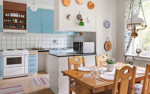 Villa Fröseke: Mueble, Cocina, Aparato De Cocina, Diseño De Interiores, Gabinetes, Mostrador, Piso, Madera, Lámpara, Electrodoméstico