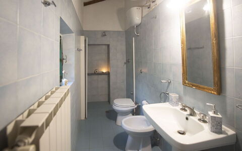 Podere Dolce Sonno e Sonnellino: Pared, Piso, Arreglo De Tubería, Suelo, Baño, Diseño De Interiores, Grifo, Lavabo, Plomería, Lavabo Del Baño