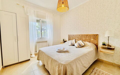 Calma: Cama, Mueble, Diseño De Interiores, Suelo, Habitación, Piso, Lecho, Pared, Sábana, Madera