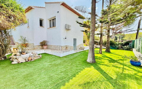 Calma: Casa, Jardín, Casa, Césped, Cabaña, Paisajismo, Yarda, Patio Interior, Inmuebles, Pasarela