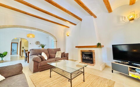 Calma: Techo, Sofá, Diseño De Interiores, Mueble, Piso, Sala, Suelo, Casa, Habitación
