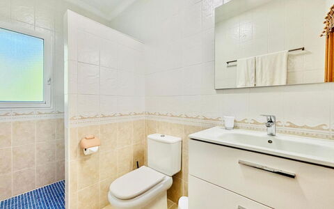 Calma: Piso, Arreglo De Tubería, Suelo, Baño, Diseño De Interiores, Lavabo, Baño, Plomería, Asiento Del Baño, Lavabo Del Baño