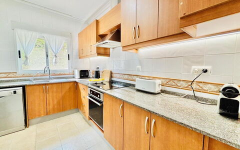 Calma: Cocina, Piso, Suelo, Electrodoméstico, Casa, Aparato De Cocina, Fregadero, Mueble, Gabinetes, Mostrador