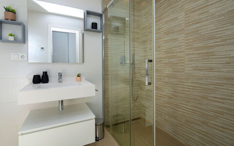 Arenal Beach: Baño, Diseño De Interiores, Piso, Arreglo De Tubería, Lavabo Del Baño, Pared, Suelo, Espejo, Lavabo, Mueble De Baño