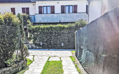 Marina di Massa 651: Pared, Verde, Callejón, Entrada De Coches, Jardín, Pasarela, Losa, Guijarro, Paisajismo, Patio Interior