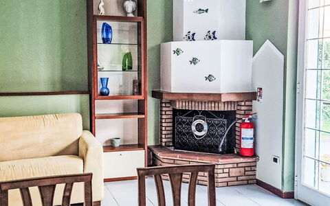 Marina di Massa 651: Mueble, Diseño De Interiores, Pared, Piso, Suelo, Habitación, Marco, Encendiendo, Estantería, Sala