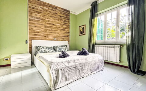 Marina di Massa 651: Mueble, Diseño De Interiores, Cama, Habitación, Piso, Pared, Suelo, Madera, Techo, Habitación