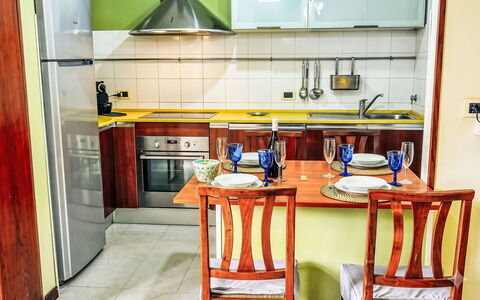 Marina di Massa 651: Mueble, Cocina, Aparato De Cocina, Electrodoméstico, Piso, Diseño De Interiores, Madera, Mostrador, Suelo, Habitación