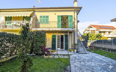 Marina di Massa 651: Barrio Residencial, Casa, Barrio, Casa, Asentamientos Humanos, Balcón, Porche, Suburbio, Sombra, Inmuebles
