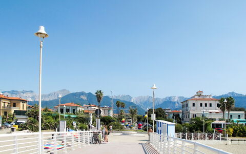 Marina di Massa 651: Cielo, Espacio Publico, Luz De La Calle, Polo, Pasarela, Vía Pública, Acera, Boardwalk, Cerca
