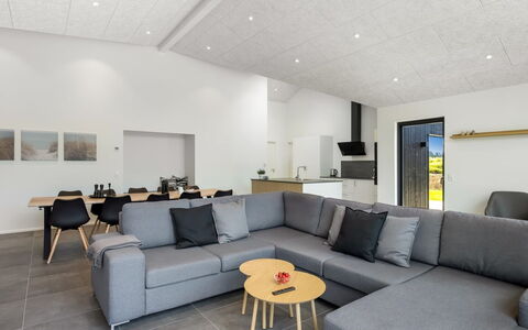 Kamile - 500M from the Sea: Diseño De Interiores, Piso, Techo, Suelo, Madera, Mueble, Encendiendo, Sala, Sofá, Habitación