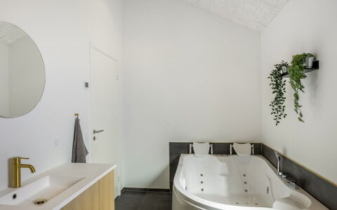 Kamile - 500M from the Sea: Baño, Arreglo De Tubería, Diseño De Interiores, Pared, Piso, Bañera, Techo, Suelo, Grifo, Plomería