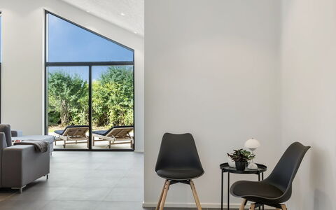 Kamile - 500M from the Sea: Piso, Suelo, Mueble, Diseño De Interiores, Suelos De Madera, Silla, Sala, Habitación, Suelo Laminado