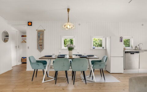 Ulli - 350M from the Sea: Mueble, Diseño De Interiores, Madera, Piso, Techo, Mesa, Cocina Y Comedor Mesa, Silla, Comedor, Casa