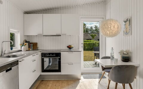 Ulli - 350M from the Sea: Diseño De Interiores, Piso, Cocina, Madera, Mostrador, Techo, Mueble, Suelo, Aparato De Cocina, Lámpara