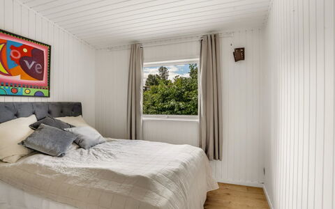 Ulli - 350M from the Sea: Cama, Habitación, Diseño De Interiores, Piso, Sábana, Madera, Lecho, Suelo, Mueble, Techo