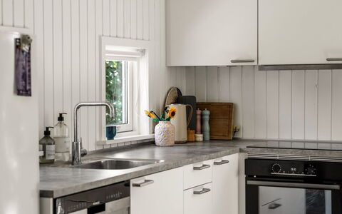 Ulli - 350M from the Sea: Cocina, Mostrador, Aparato De Cocina, Madera, Diseño De Interiores, Piso, Fregadero, Gabinetes, Electrodoméstico, Electrodoméstico