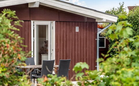 Ulli - 350M from the Sea: Madera, Casa, Arbusto, Puerta, Casa, Techo, Cabaña, El Terreno Del Lote, Vía Muerta, Jardín