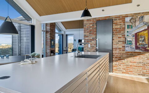 Nuka - 250M from the Sea: Diseño De Interiores, Pared, Piso, Madera, Techo, Cocina, Mueble, Lámpara, Suelo, Mostrador