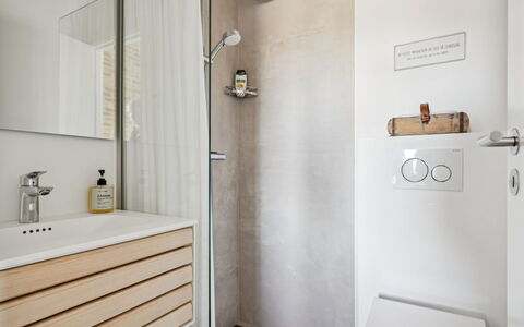 Nuka - 250M from the Sea: Piso, Pared, Diseño De Interiores, Suelo, Arreglo De Tubería, Madera, Baño, Espejo, Grifo, Plomería