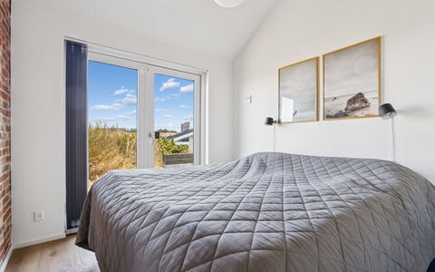 Nuka - 250M from the Sea: Madera, Casa, Habitación, Cama, Lecho, Sábana, La Luz Del Día, Madera Dura, Linos, Marco De La Cama
