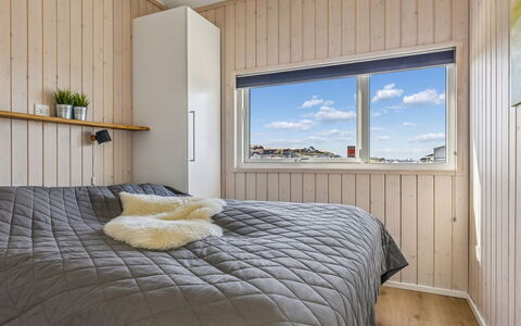 Nuka - 250M from the Sea: Madera, Suelo, Piso, Diseño De Interiores, Techo, Habitación, Cama, Madera Dura, Habitación, Manchas De Madera