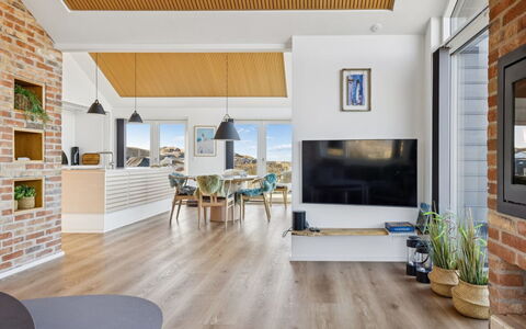 Nuka - 250M from the Sea: Diseño De Interiores, Mueble, Piso, Madera, Techo, Suelo, Suelos De Madera, Silla, Casa, Sala