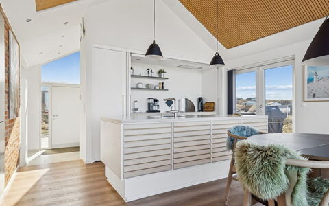 Nuka - 250M from the Sea: Madera, Diseño De Interiores, Mueble, Techo, Piso, Casa, Suelo, Encendiendo, Lámpara, Cocina