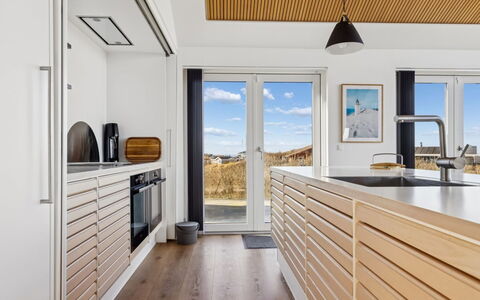 Nuka - 250M from the Sea: Madera, Cocina, Diseño De Interiores, Piso, Mostrador, Aparato De Cocina, Suelo, Electrodoméstico, Suelos De Madera, Techo