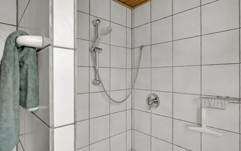 Ruse - 600M from the Sea: Arreglo De Tubería, Baño, Piso, Suelo, Plomería, Diseño De Interiores, Grifo, Ducha, Loseta, Lavabo