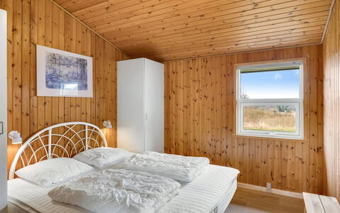 Ruse - 600M from the Sea: Madera, Techo, Diseño De Interiores, Suelo, Habitación, Piso, Habitación, Cama, Madera Dura, Marco De La Cama