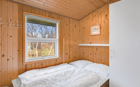 Ruse - 600M from the Sea: Madera, Habitación, Cama, Diseño De Interiores, Piso, Suelo, Techo, Lecho, Madera Dura, Manchas De Madera