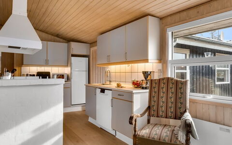 Ruse - 600M from the Sea: Madera, Cocina, Mostrador, Diseño De Interiores, Piso, Techo, Mueble, Suelo, Gabinetes, Habitación