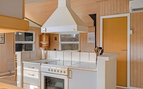 Ruse - 600M from the Sea: Cocina, Mostrador, Diseño De Interiores, Madera, Techo, Piso, Aparato De Cocina, Lámpara, Gabinetes, Mueble