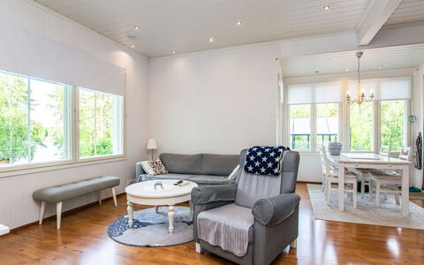 Rantasalmi 646: Diseño De Interiores, Piso, Suelo, Mueble, Madera, Techo, Suelos De Madera, Sofá, Sala, Casa