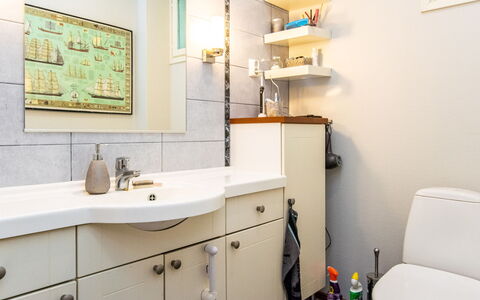 Koivuranta: Lavabo Del Baño, Baño, Arreglo De Tubería, Lavabo, Diseño De Interiores, Piso, Mueble De Baño, Plomería, Suelo, Grifo