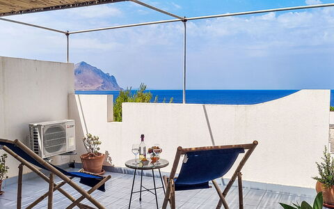 Cala Isulidda: Mueble, Silla, Mueble Para Exteriores, Mar, Sombra, Oceano, Balcón, Mesa Al Aire Libre, Mesa De Café, Costa